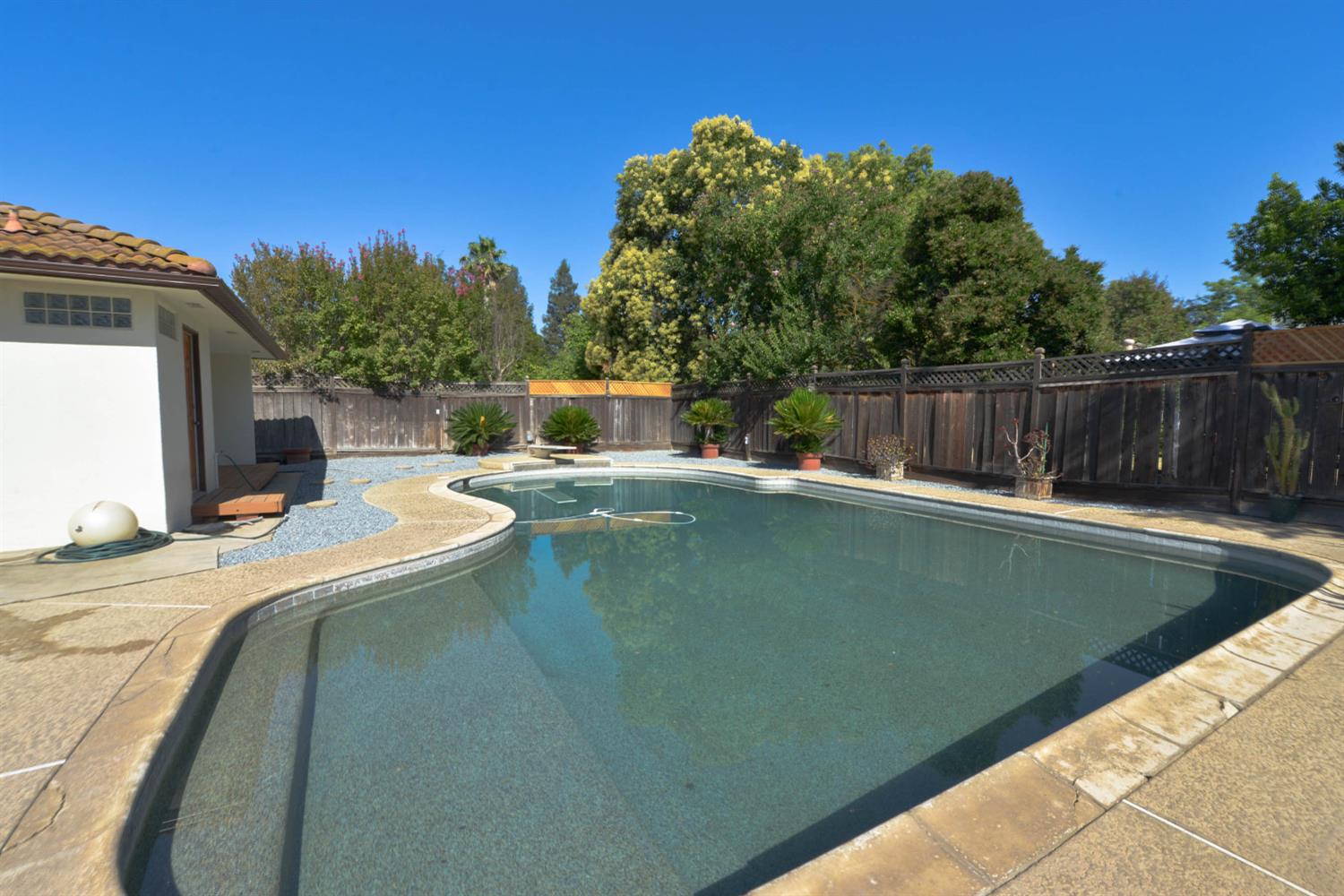 1636 W Vartikian Ave, Fresno, CA 93711