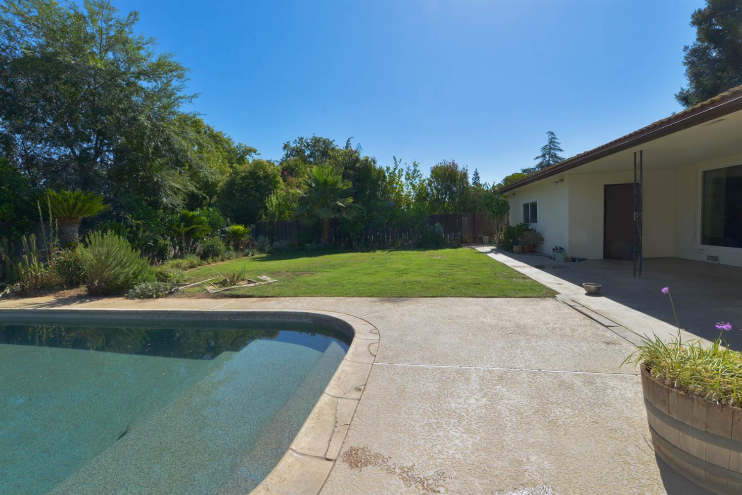1636 W Vartikian Ave, Fresno, CA 93711