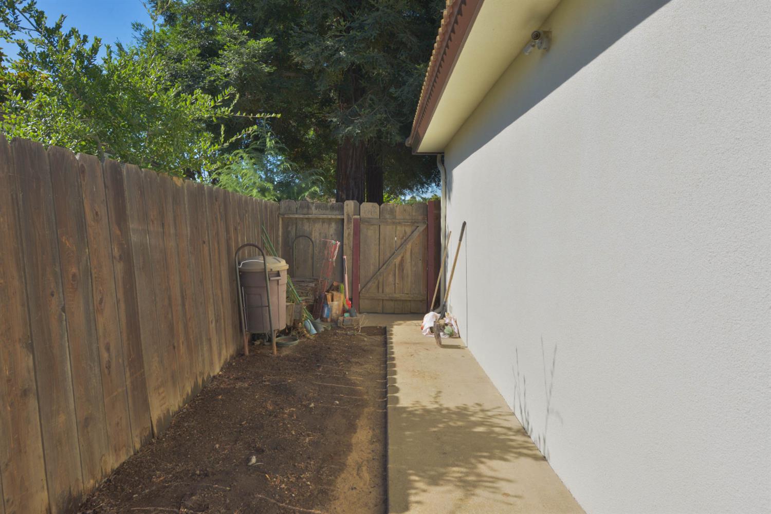 1636 W Vartikian Ave, Fresno, CA 93711