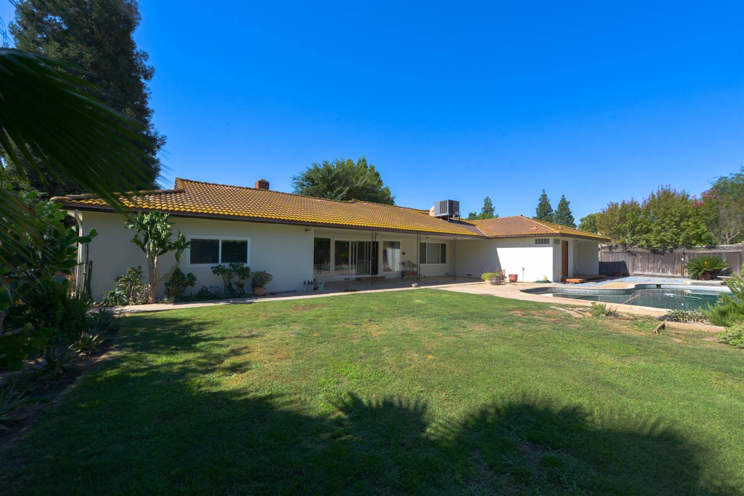 1636 W Vartikian Ave, Fresno, CA 93711