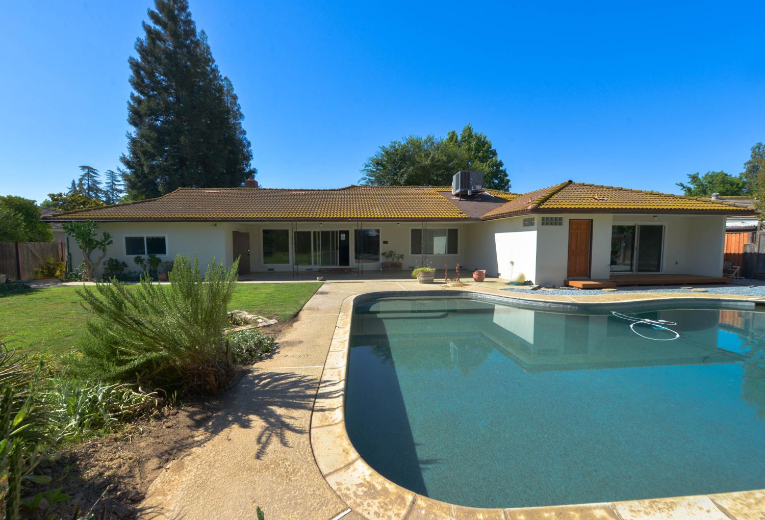1636 W Vartikian Ave, Fresno, CA 93711
