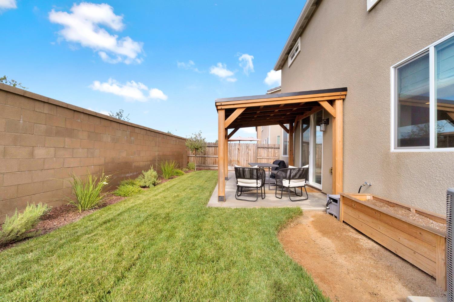 1184 Ponderosa Way W, Madera, CA 93636