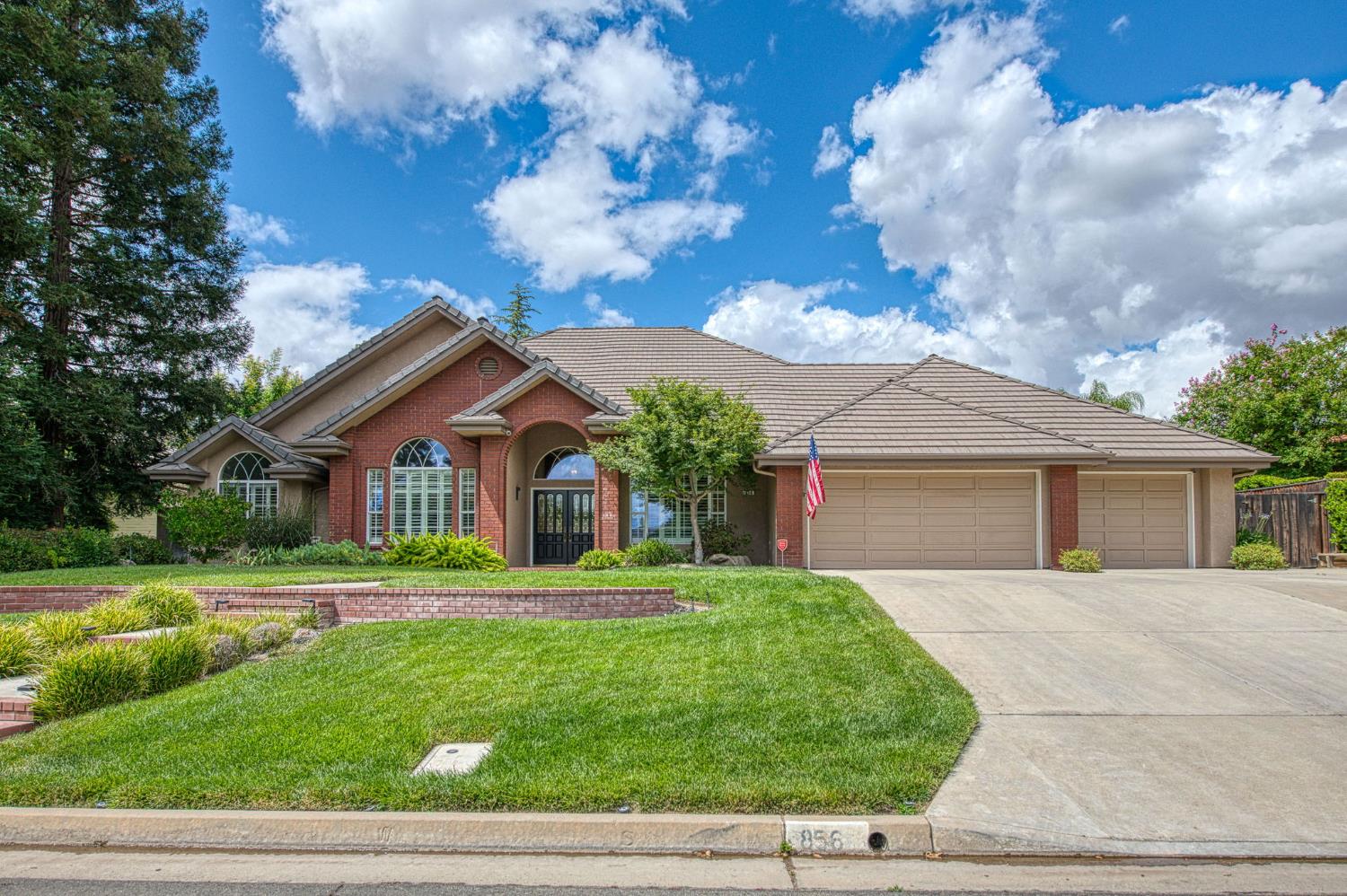 856 E Sutton Dr, Fresno, CA 93720