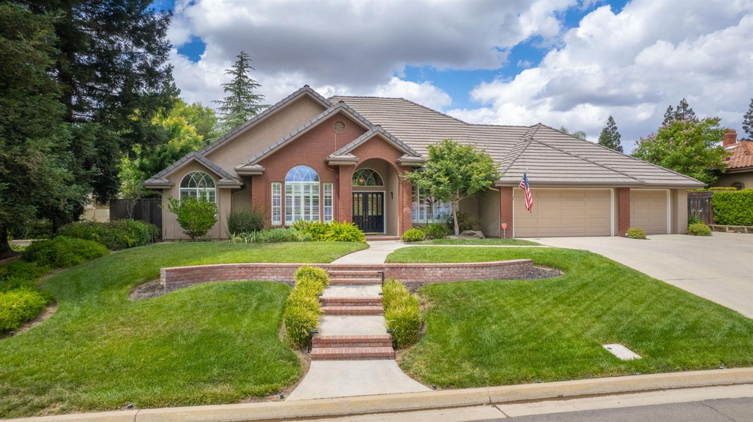 856 E Sutton Dr, Fresno, CA 93720