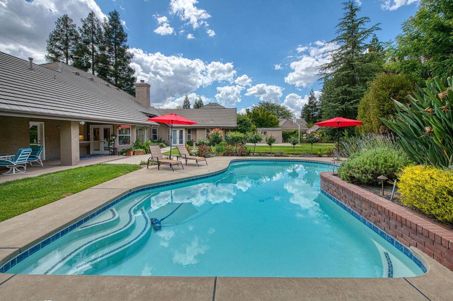 856 E Sutton Dr, Fresno, CA 93720