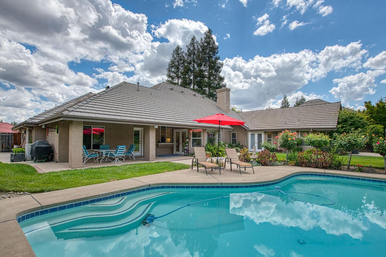 856 E Sutton Dr, Fresno, CA 93720