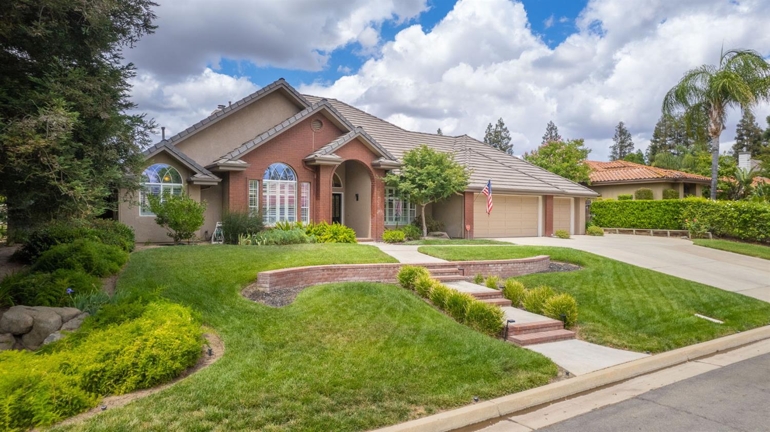 856 E Sutton Dr, Fresno, CA 93720