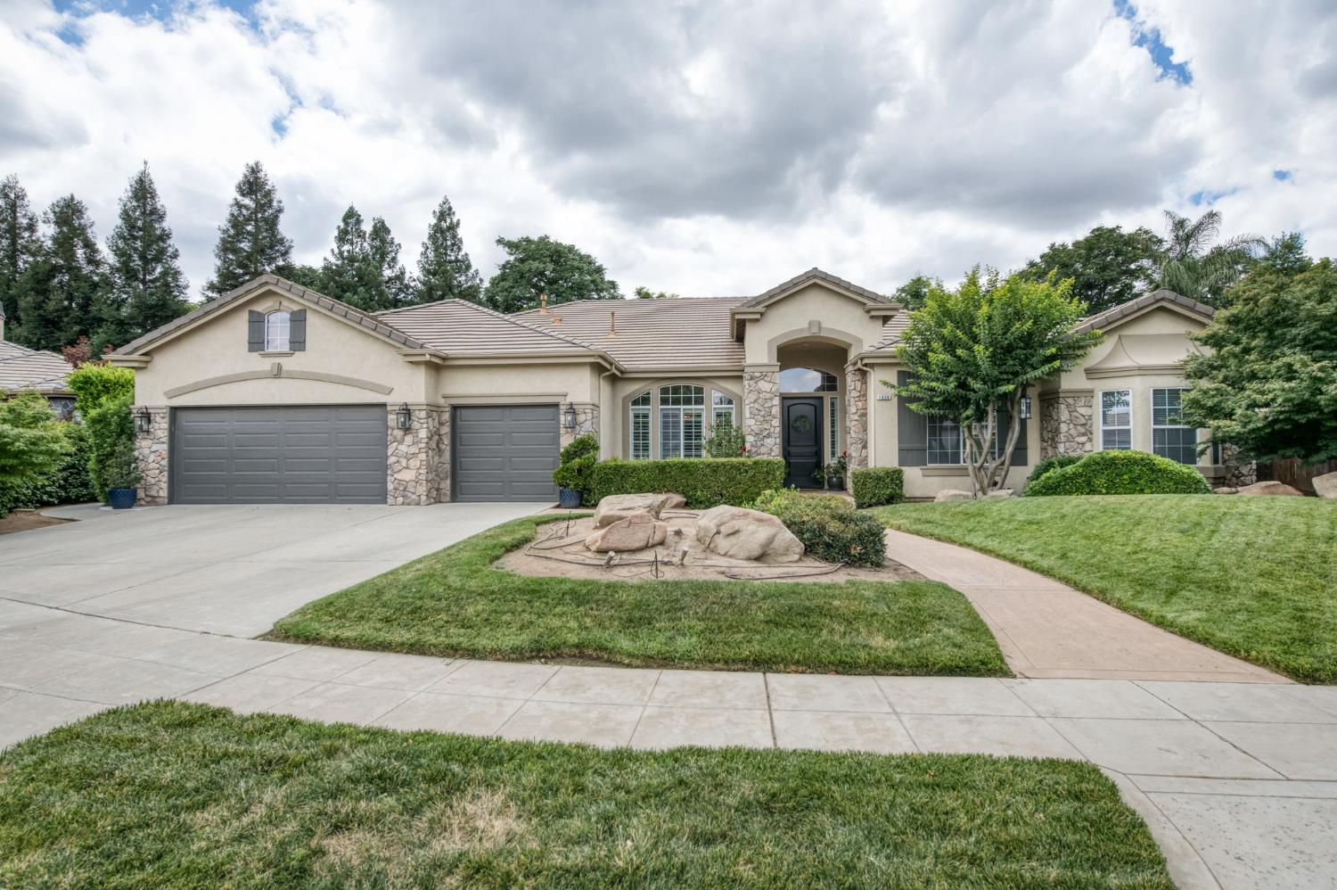1026 N Cherry Ln, Clovis, CA 93611