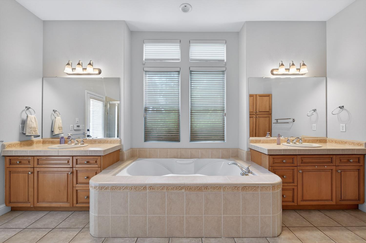 1026 N Cherry Ln, Clovis, CA 93611