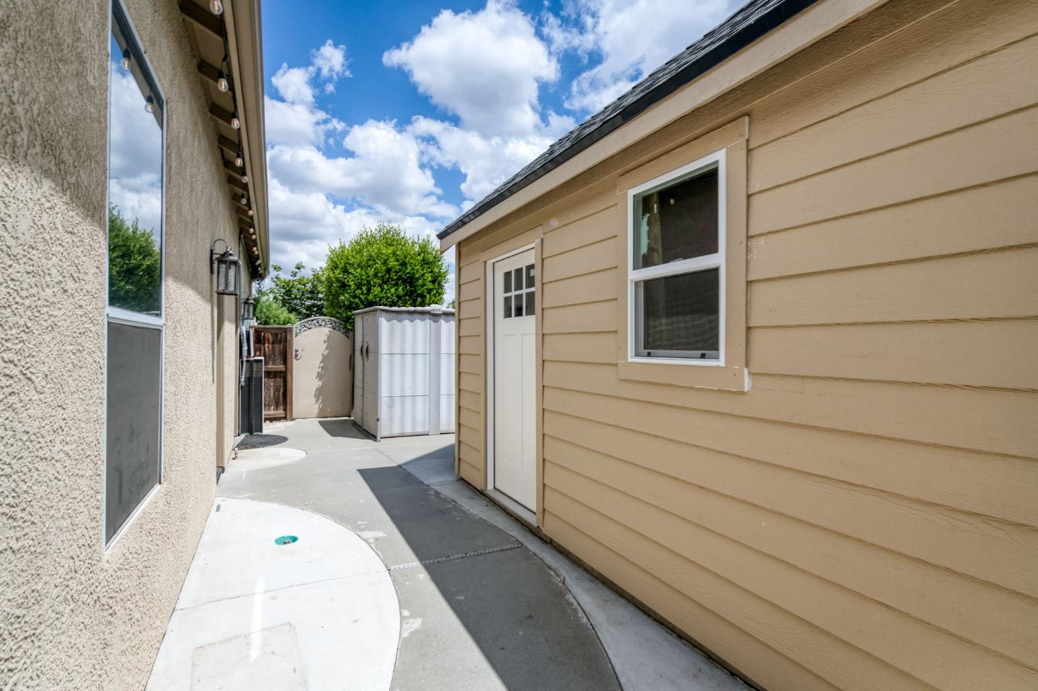 1026 N Cherry Ln, Clovis, CA 93611