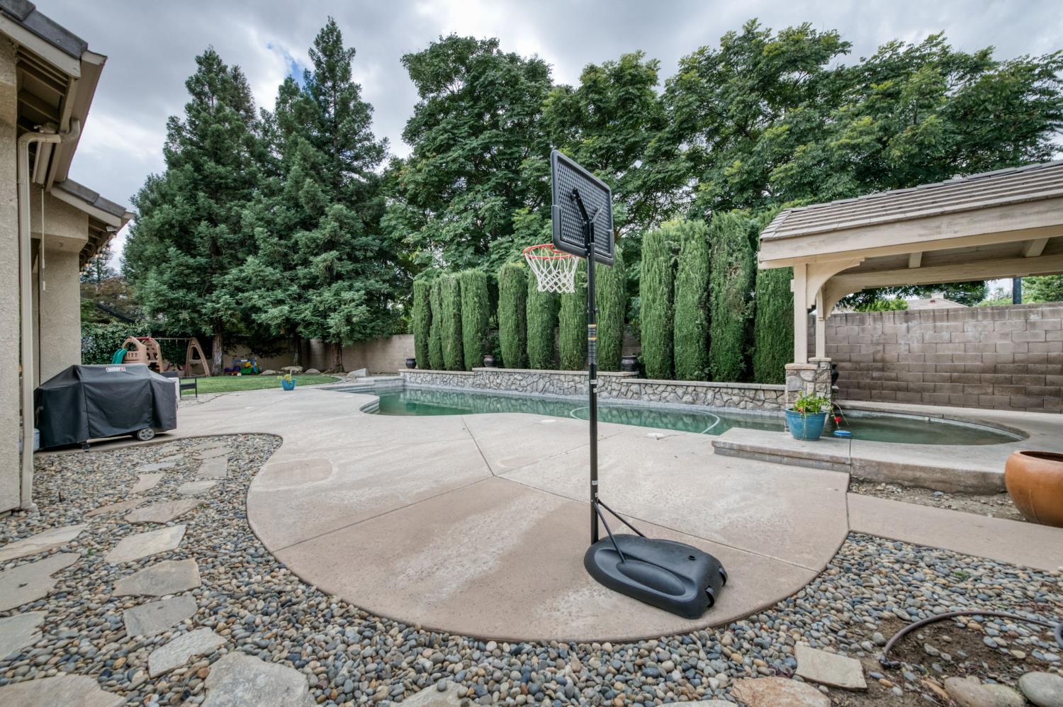 1026 N Cherry Ln, Clovis, CA 93611