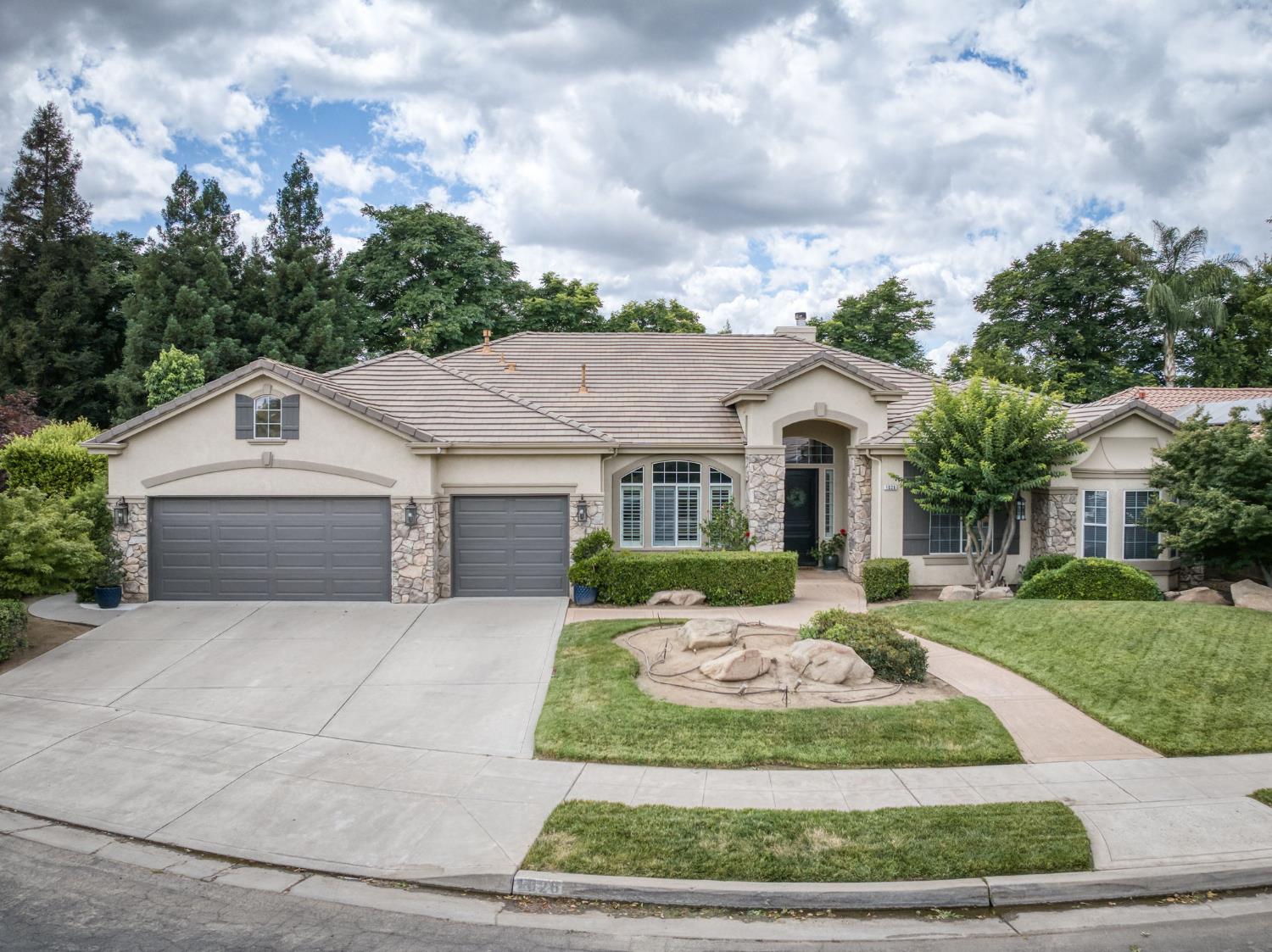 1026 N Cherry Ln, Clovis, CA 93611