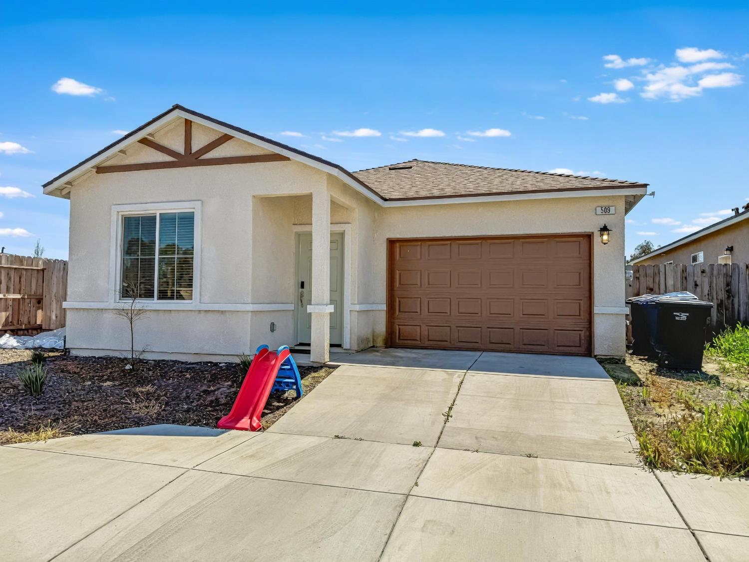 509 Sandtrap Ln, Lemoore, CA 93245
