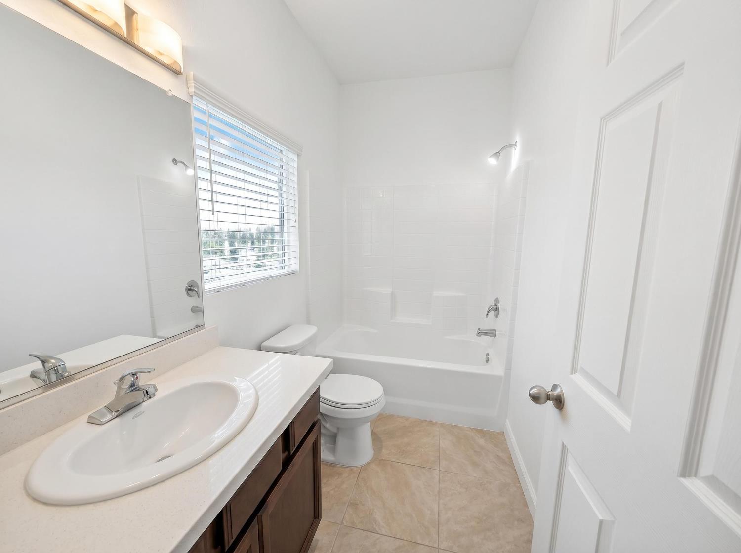 509 Sandtrap Ln, Lemoore, CA 93245