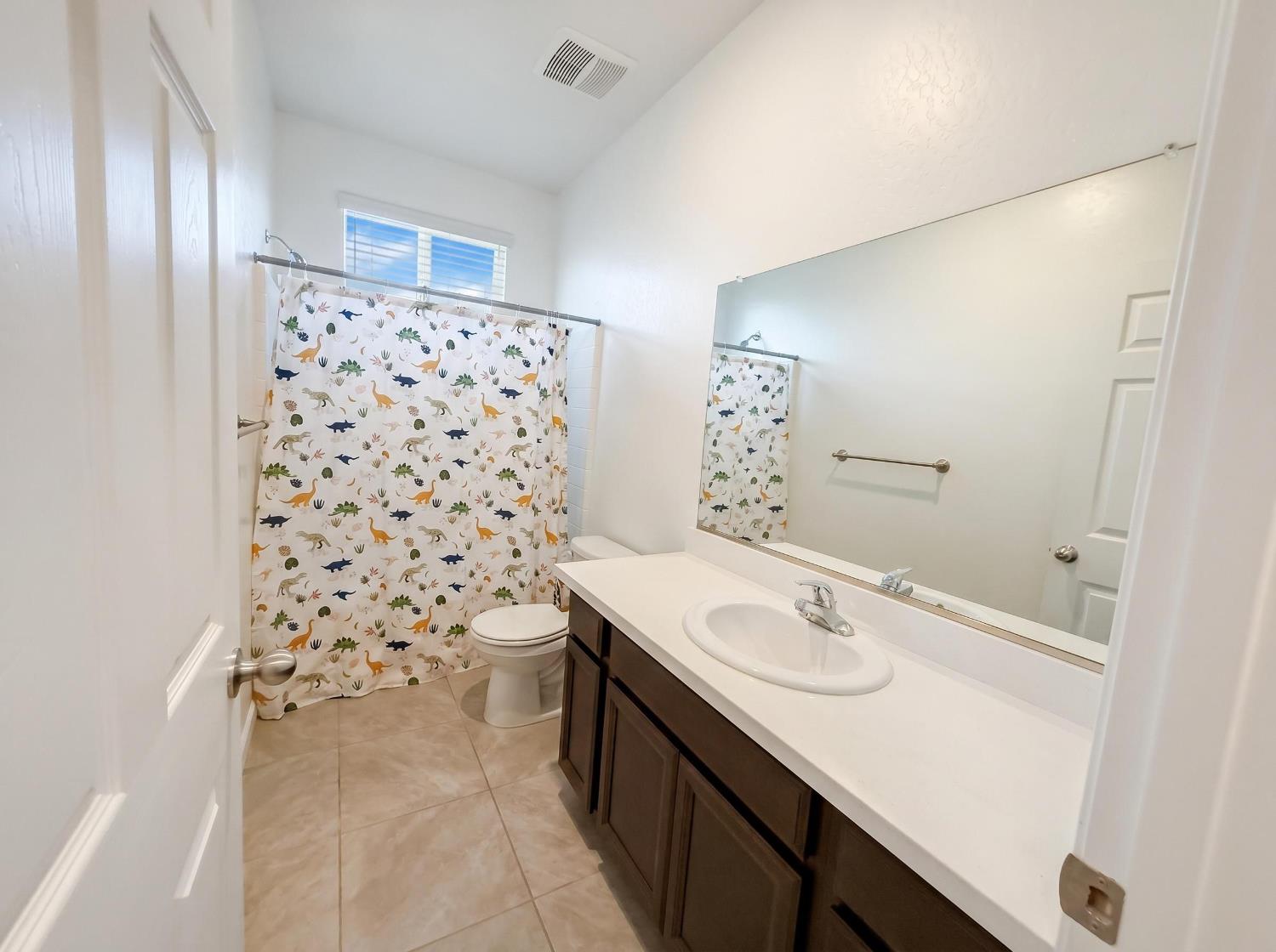 509 Sandtrap Ln, Lemoore, CA 93245