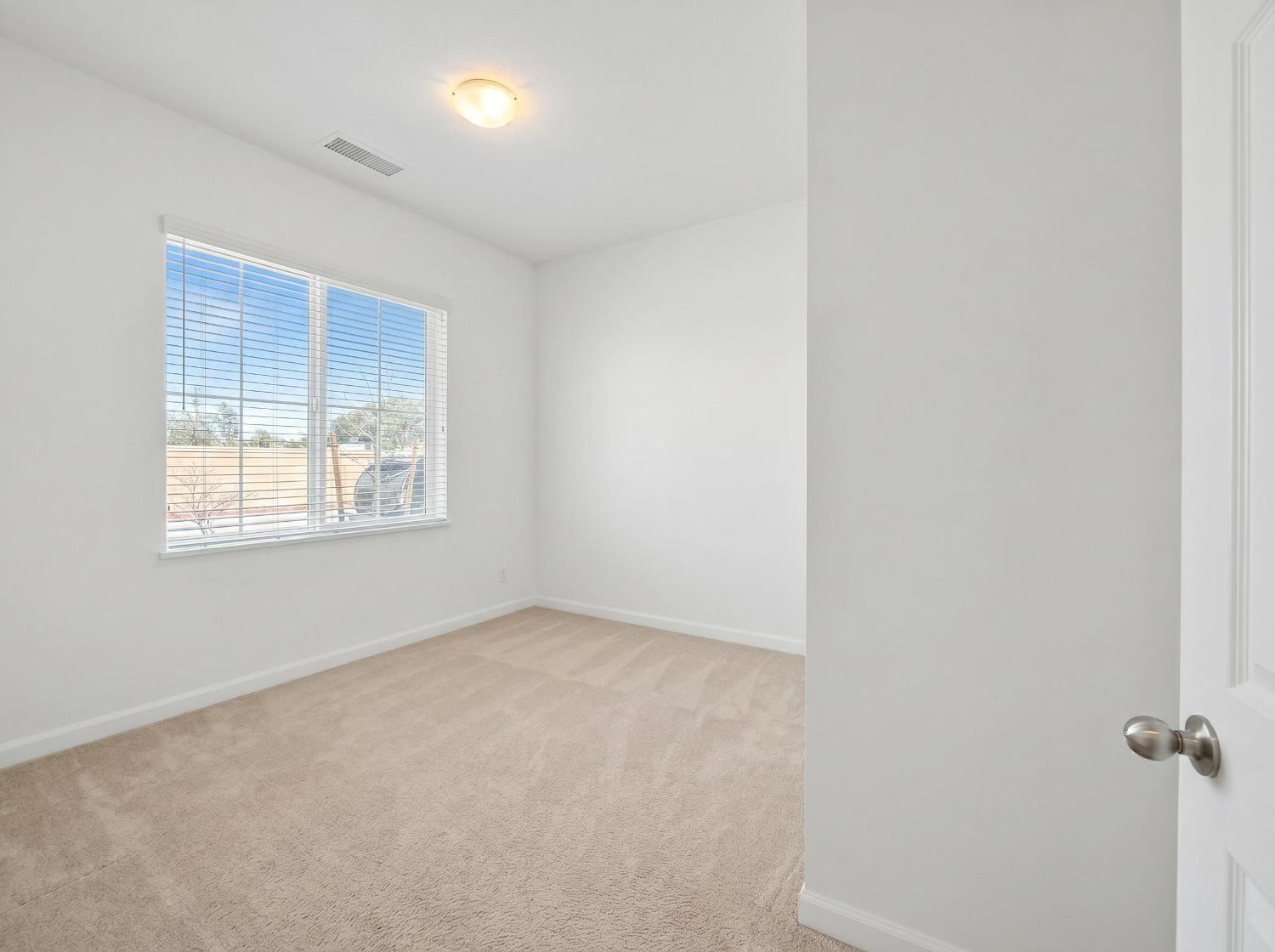 509 Sandtrap Ln, Lemoore, CA 93245