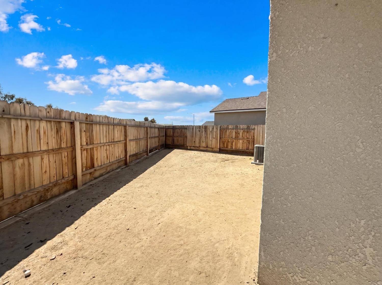 509 Sandtrap Ln, Lemoore, CA 93245