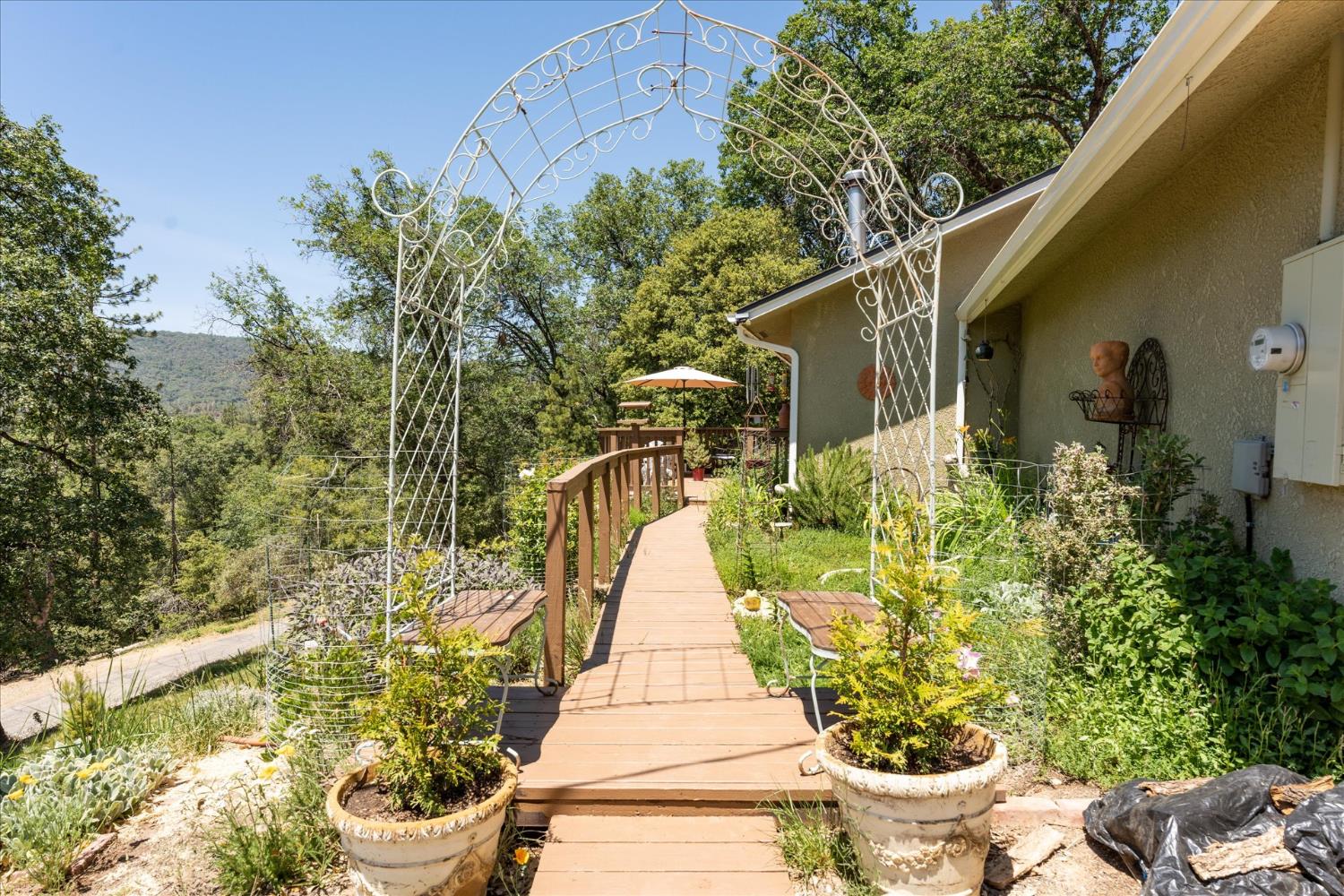 43263 E Sugar Pine Dr, Oakhurst, CA 93644