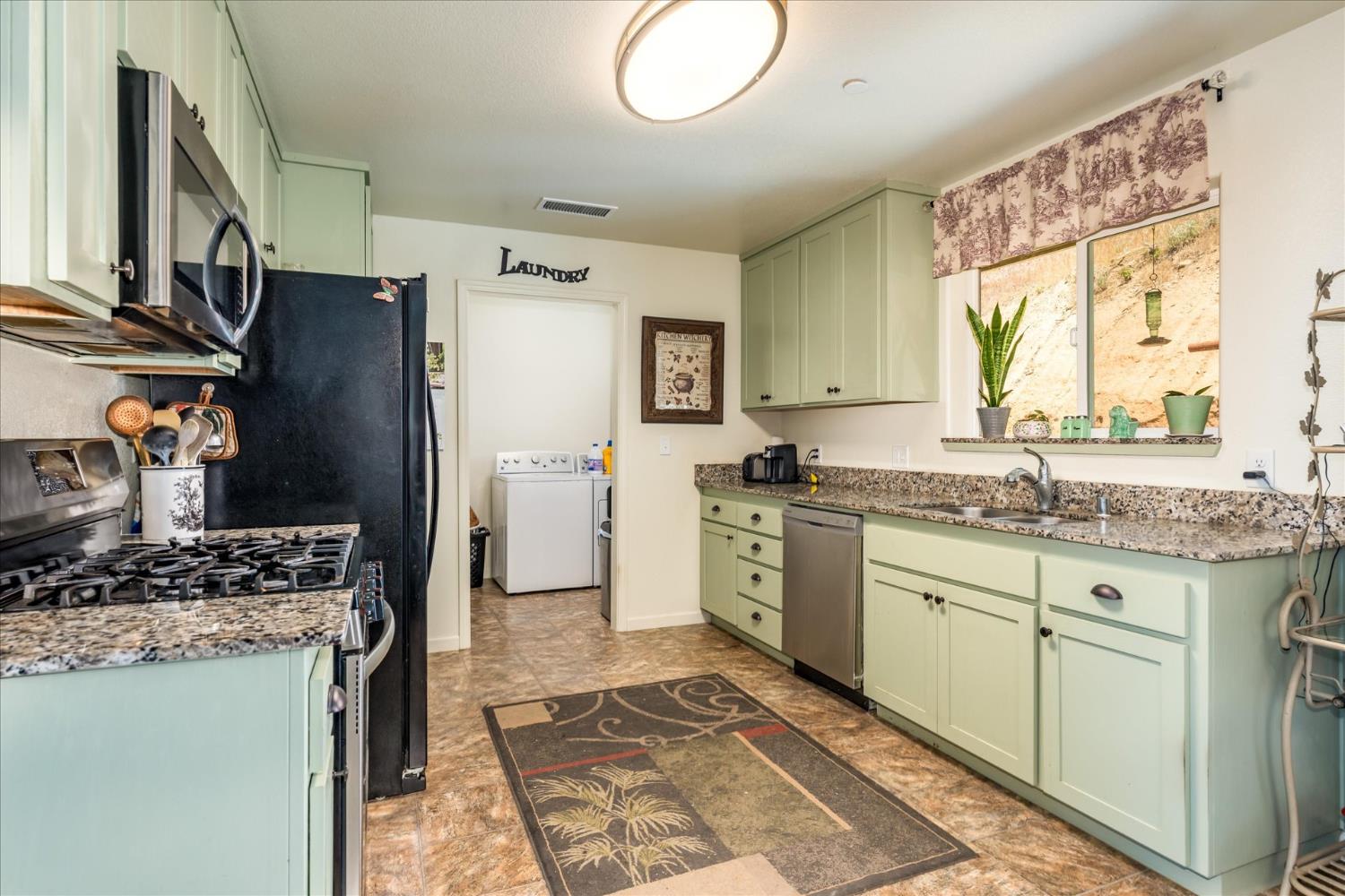 43263 E Sugar Pine Dr, Oakhurst, CA 93644