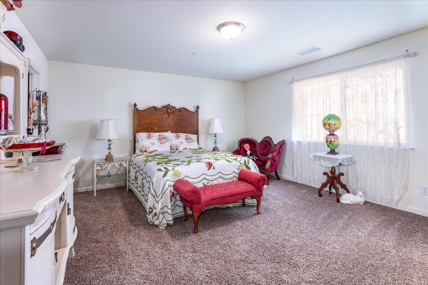 43263 E Sugar Pine Dr, Oakhurst, CA 93644