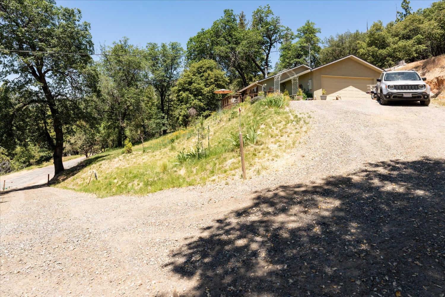 43263 E Sugar Pine Dr, Oakhurst, CA 93644