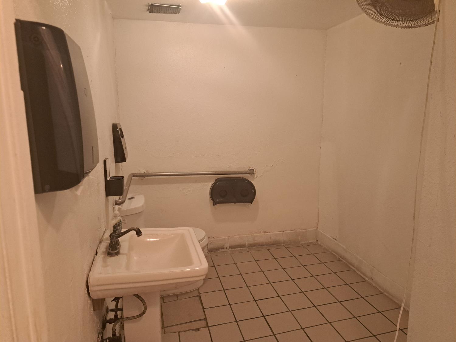1237 Fulton St, Fresno, CA 93721