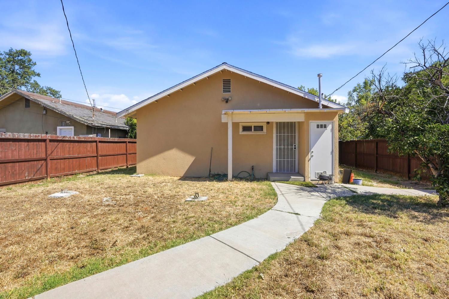 3870 E Nevada Ave, Fresno, CA 93702