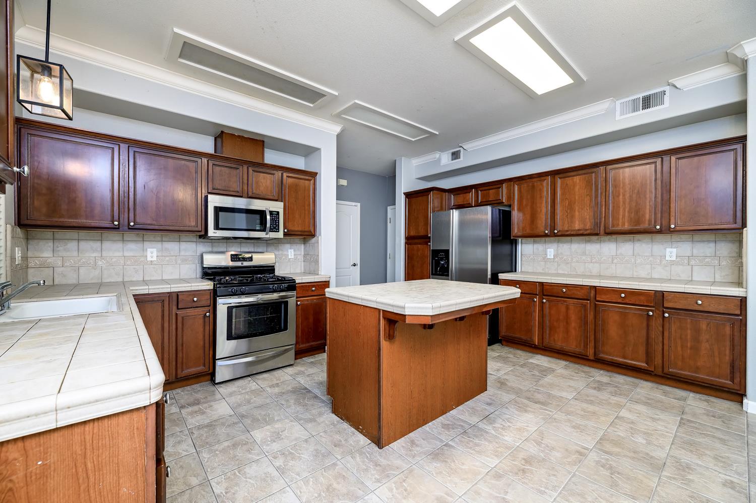 793 W Bordeaux Ln, Clovis, CA 93619