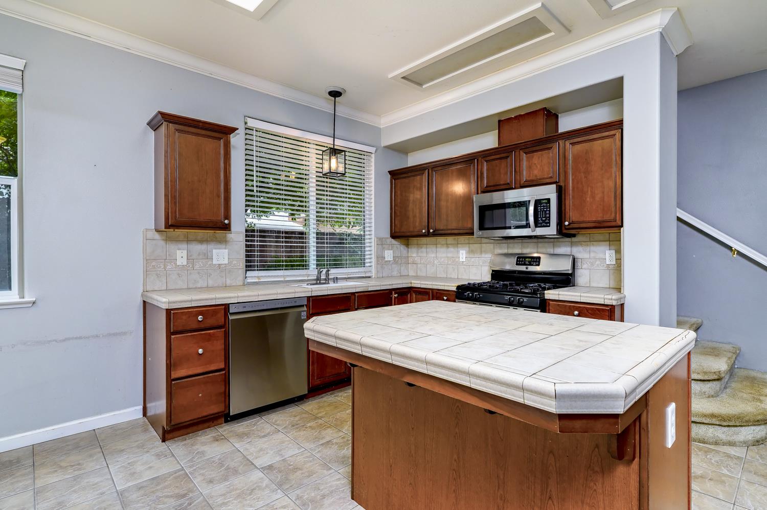 793 W Bordeaux Ln, Clovis, CA 93619