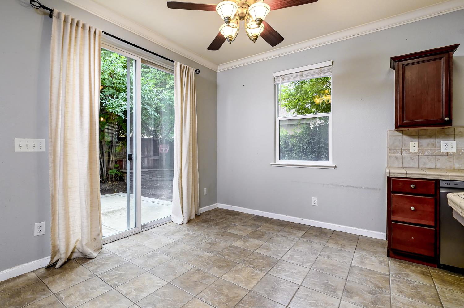 793 W Bordeaux Ln, Clovis, CA 93619