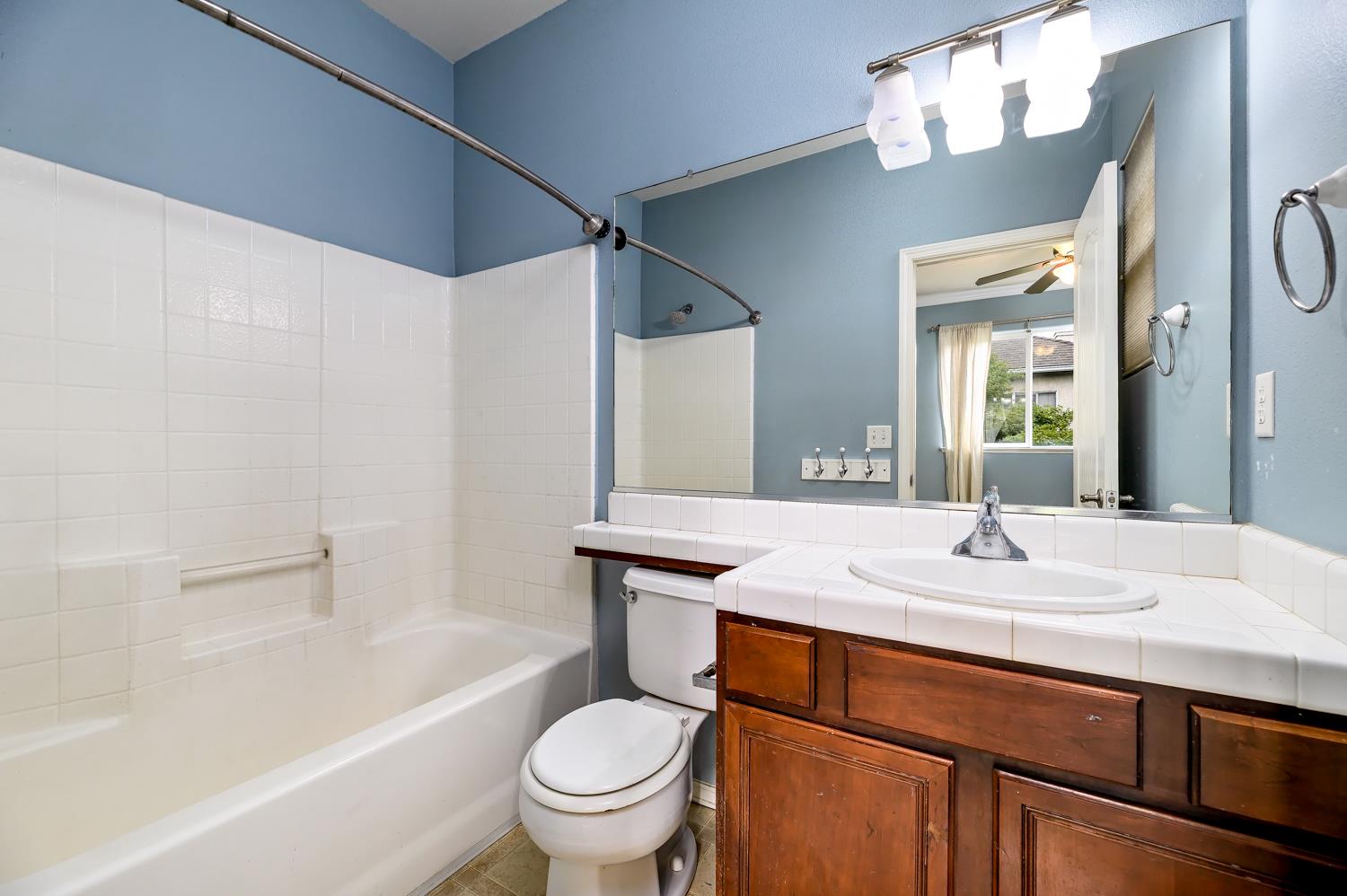793 W Bordeaux Ln, Clovis, CA 93619