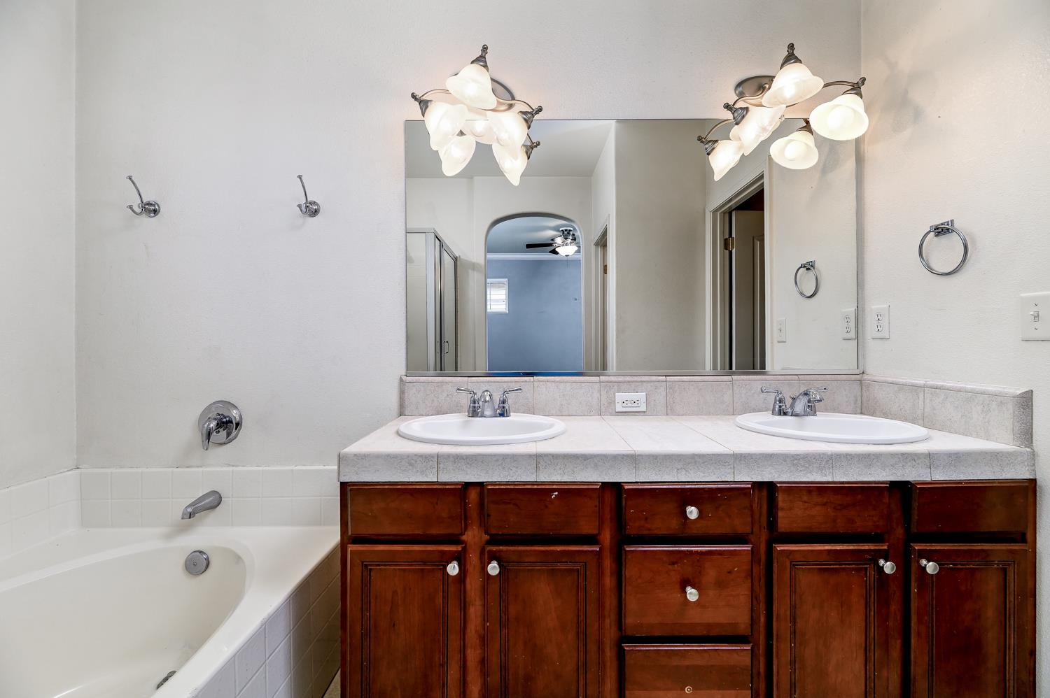 793 W Bordeaux Ln, Clovis, CA 93619