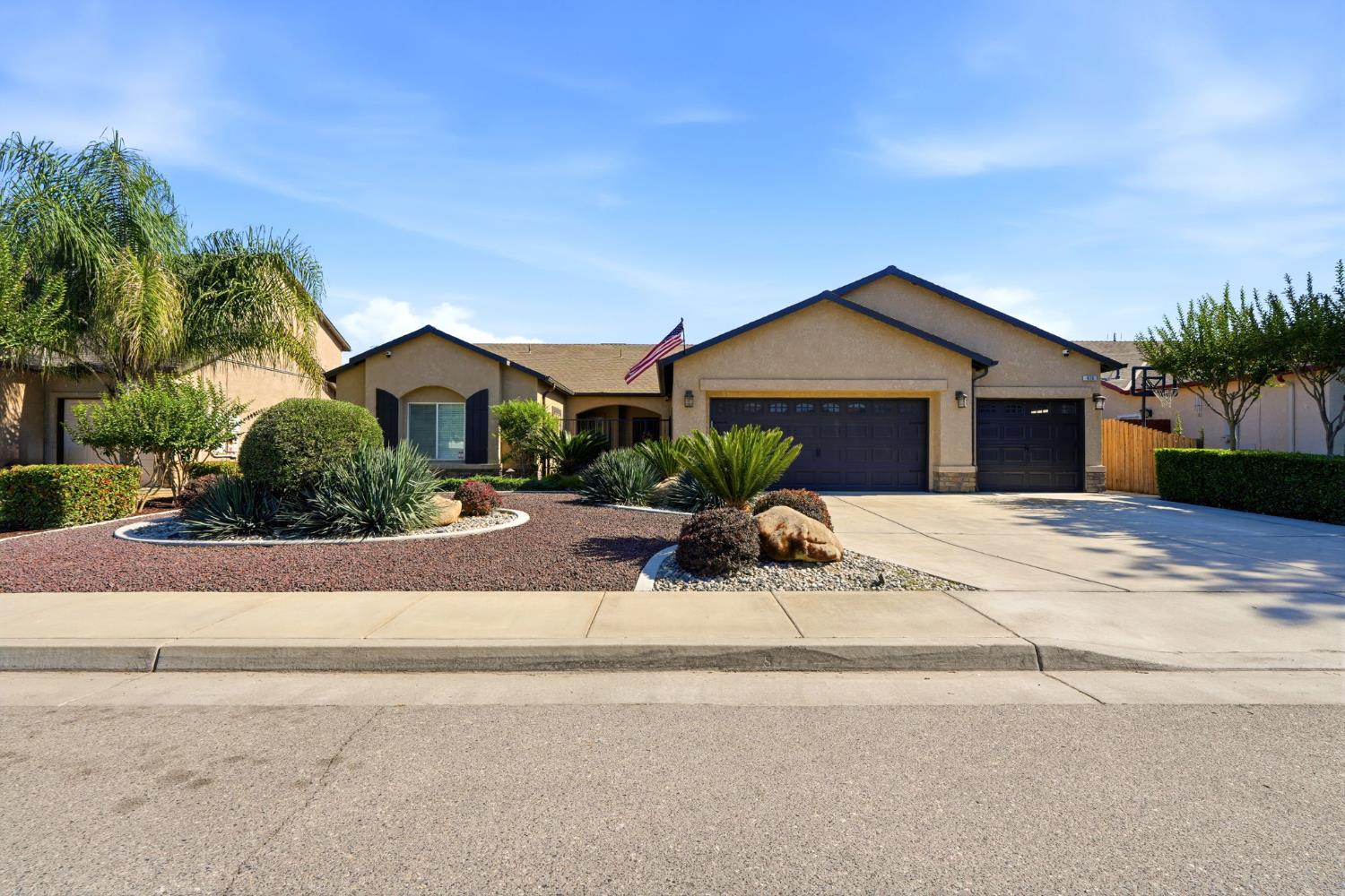 626 W Lake St, Kingsburg, CA 93631