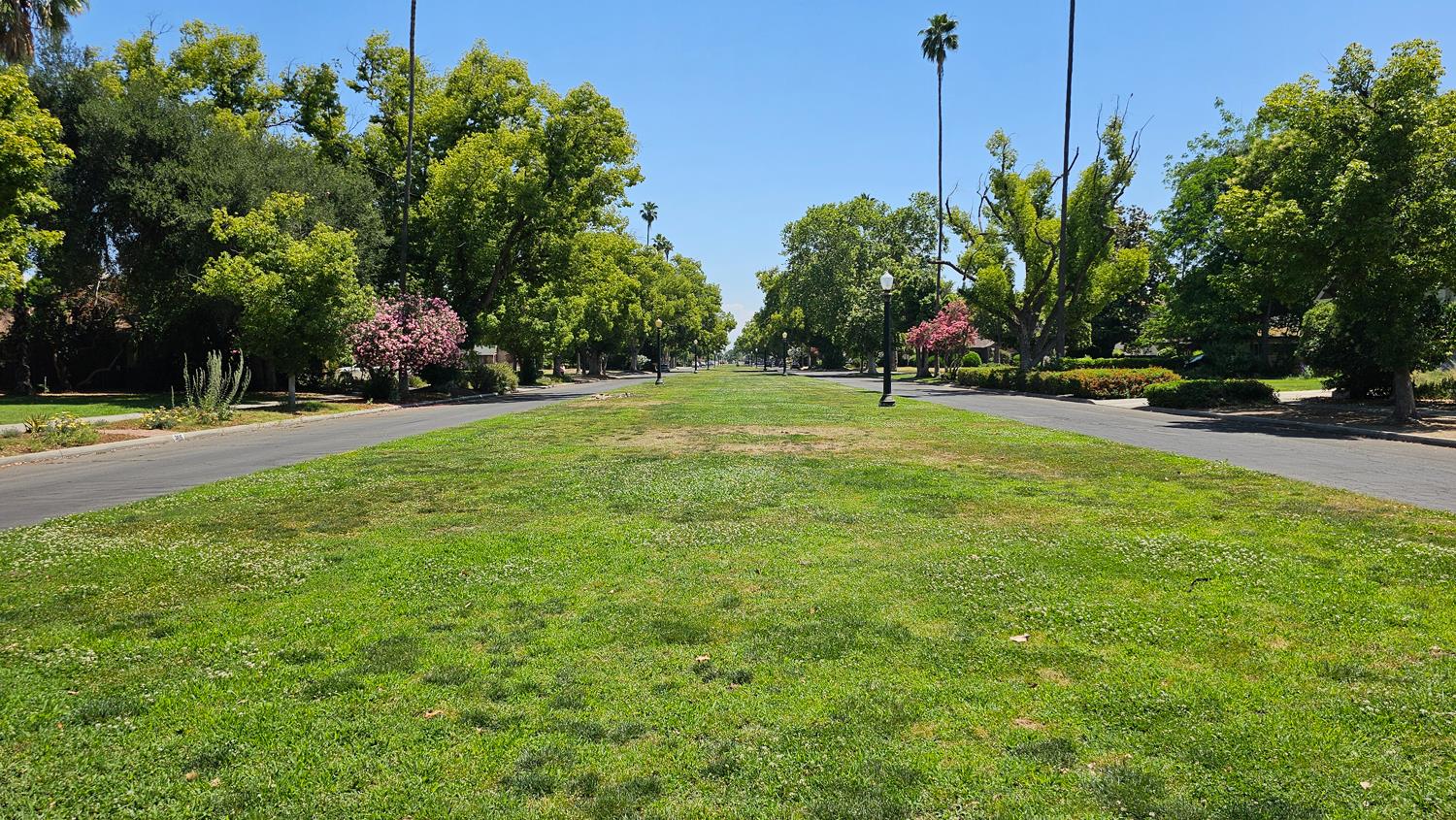 3747 E Huntington Blvd, Fresno, CA 93702