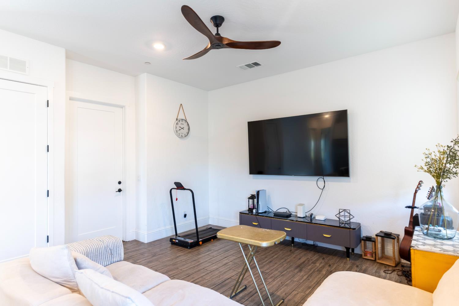 1104 Bloom Ave, Clovis, CA 93619