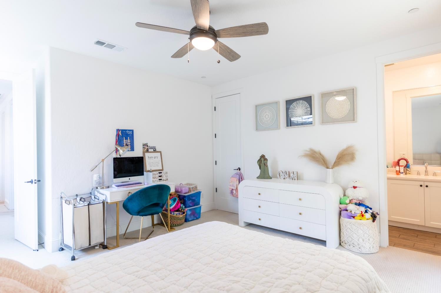 1104 Bloom Ave, Clovis, CA 93619