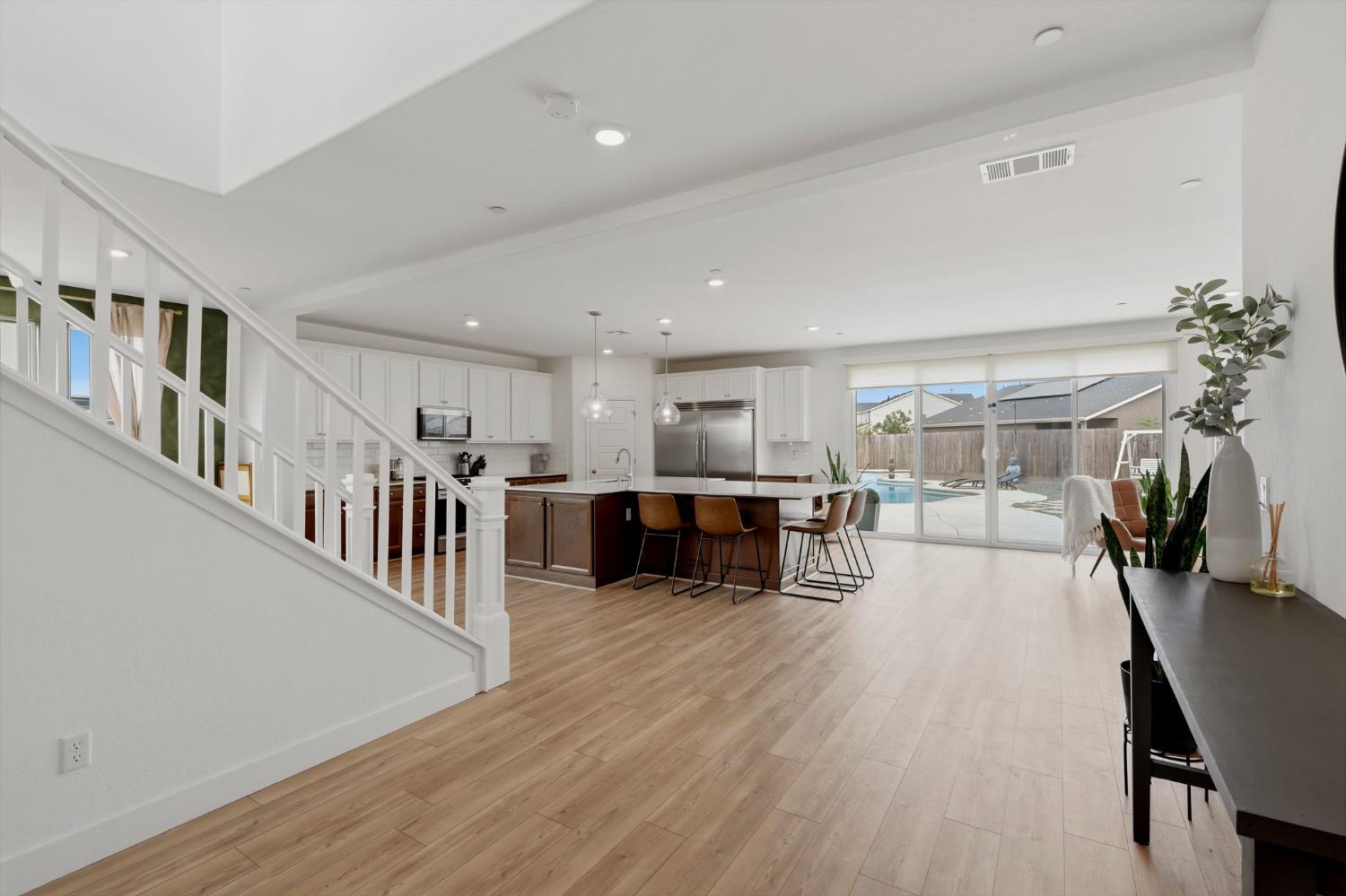 3742 N Encina, Visalia, CA 93291