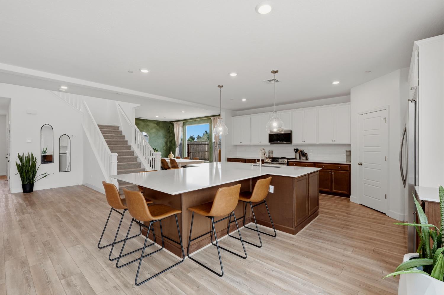 3742 N Encina, Visalia, CA 93291