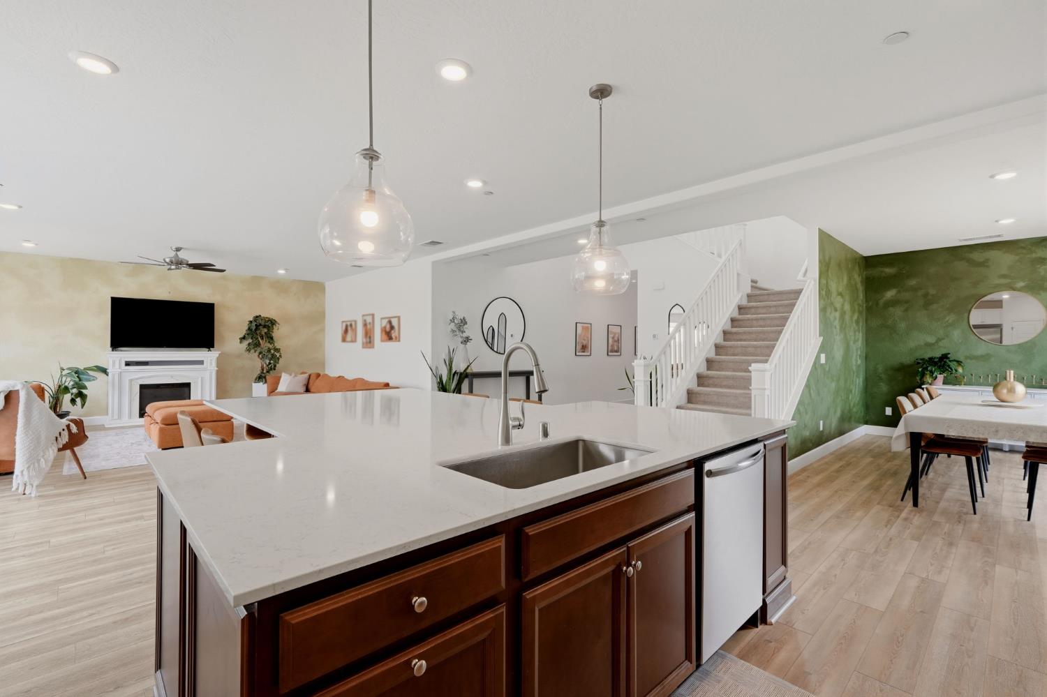 3742 N Encina, Visalia, CA 93291