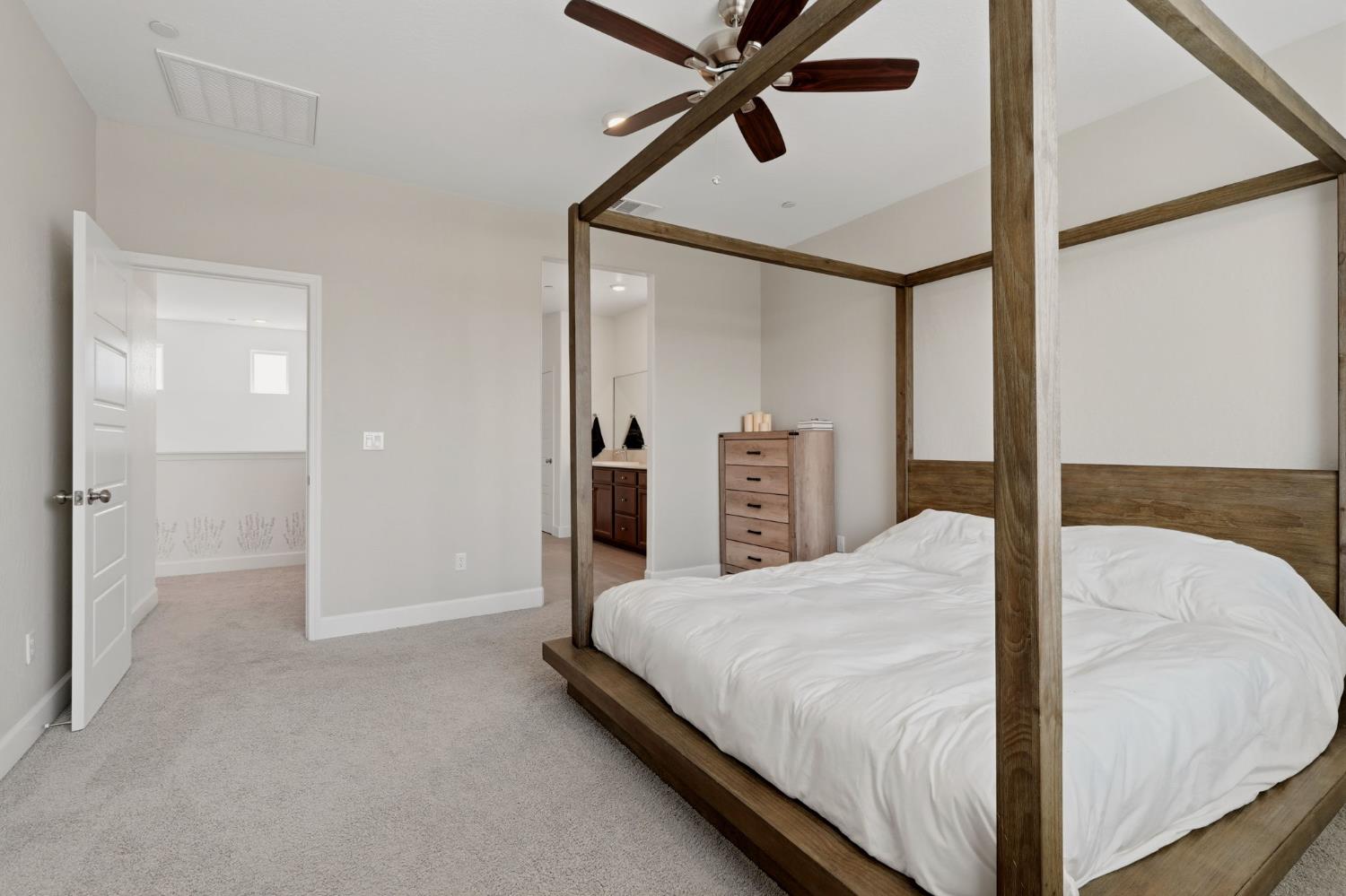 3742 N Encina, Visalia, CA 93291