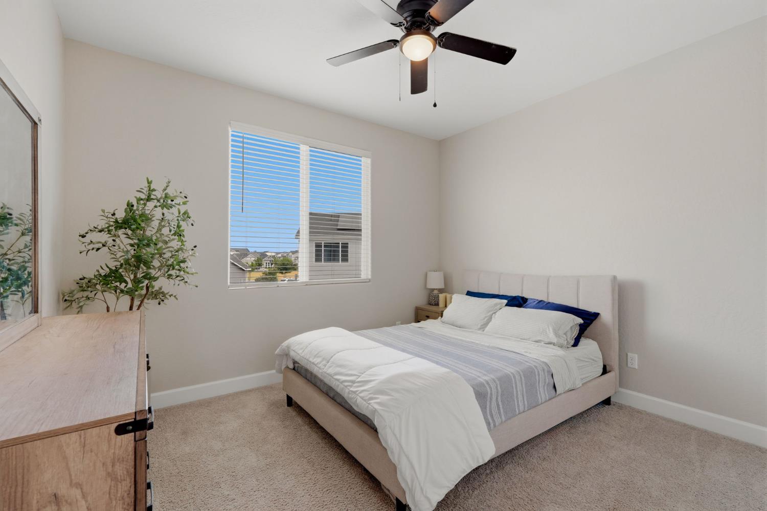 3742 N Encina, Visalia, CA 93291