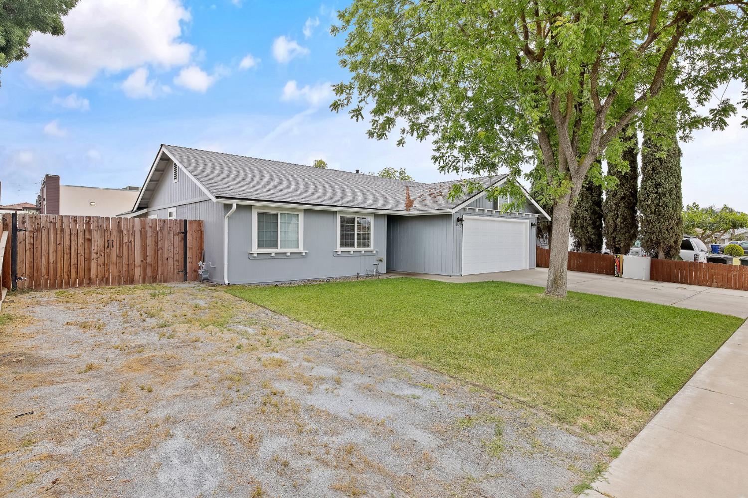 1035 Michelle Ct, Hanford, CA 93230