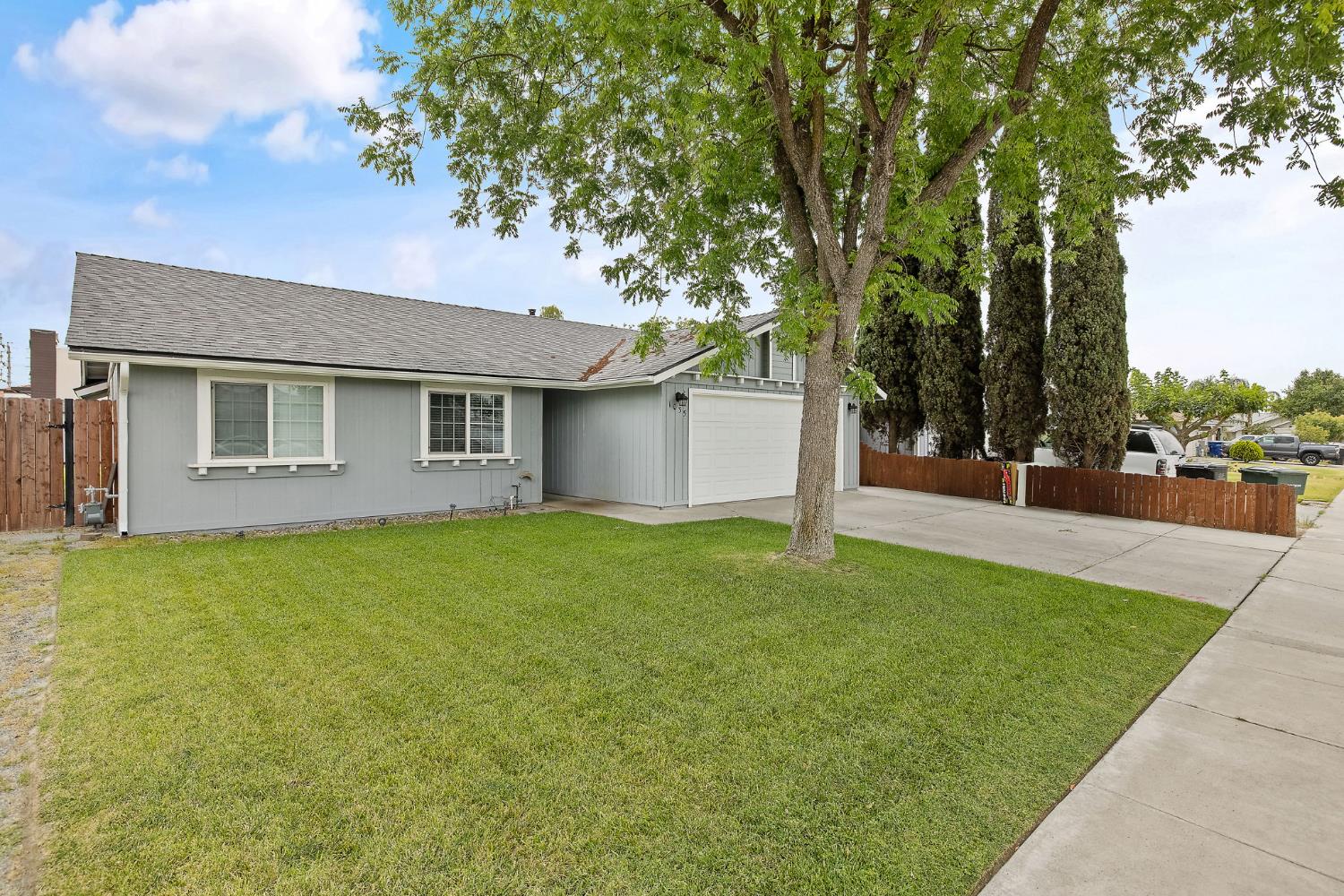 1035 Michelle Ct, Hanford, CA 93230