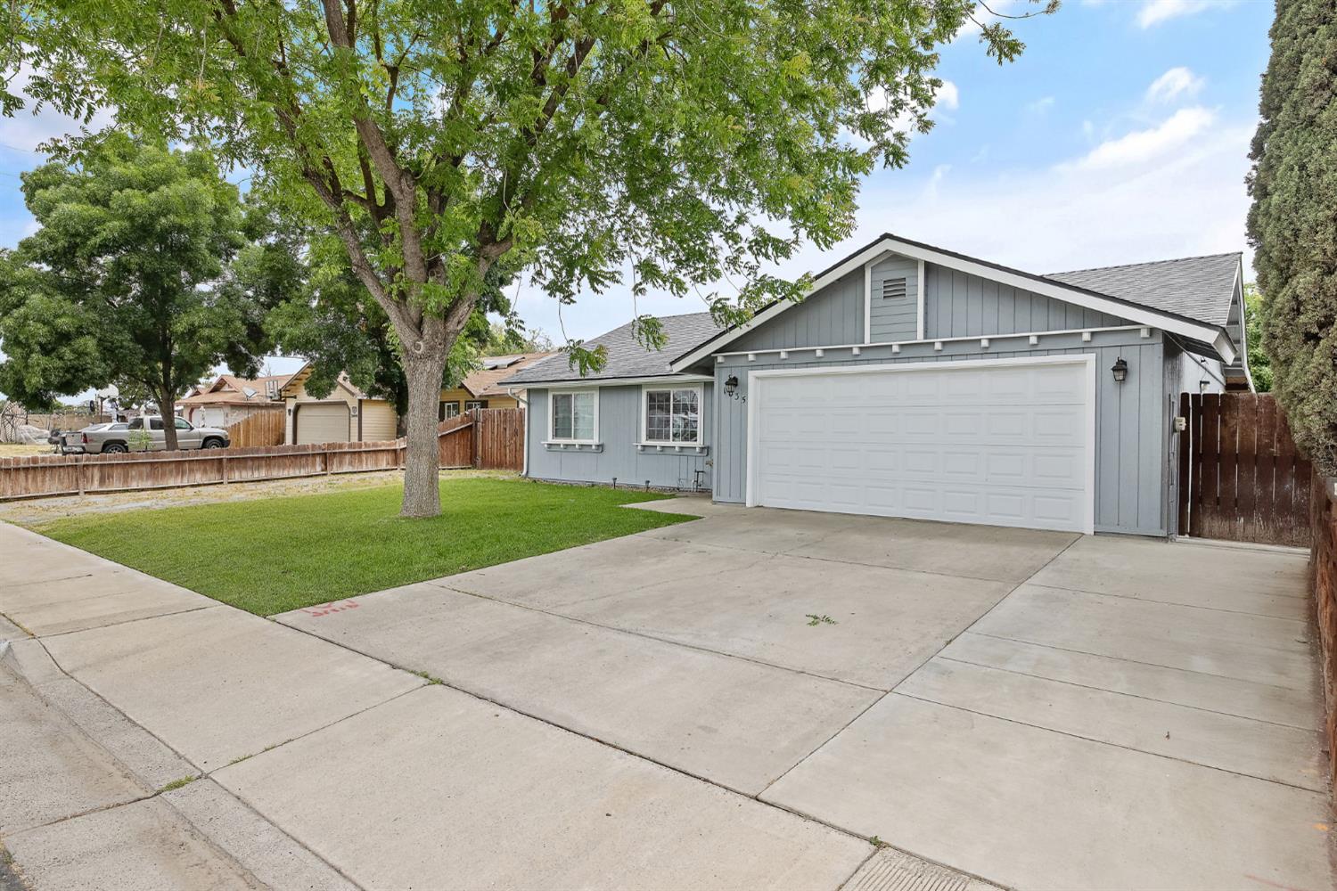 1035 Michelle Ct, Hanford, CA 93230
