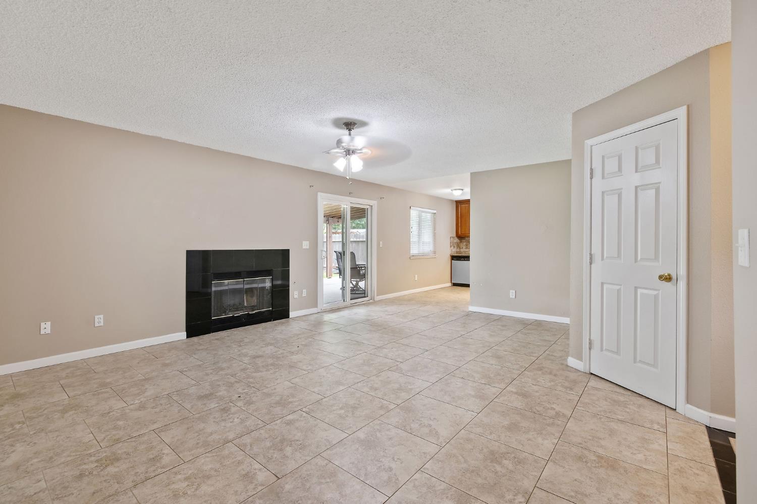 1035 Michelle Ct, Hanford, CA 93230
