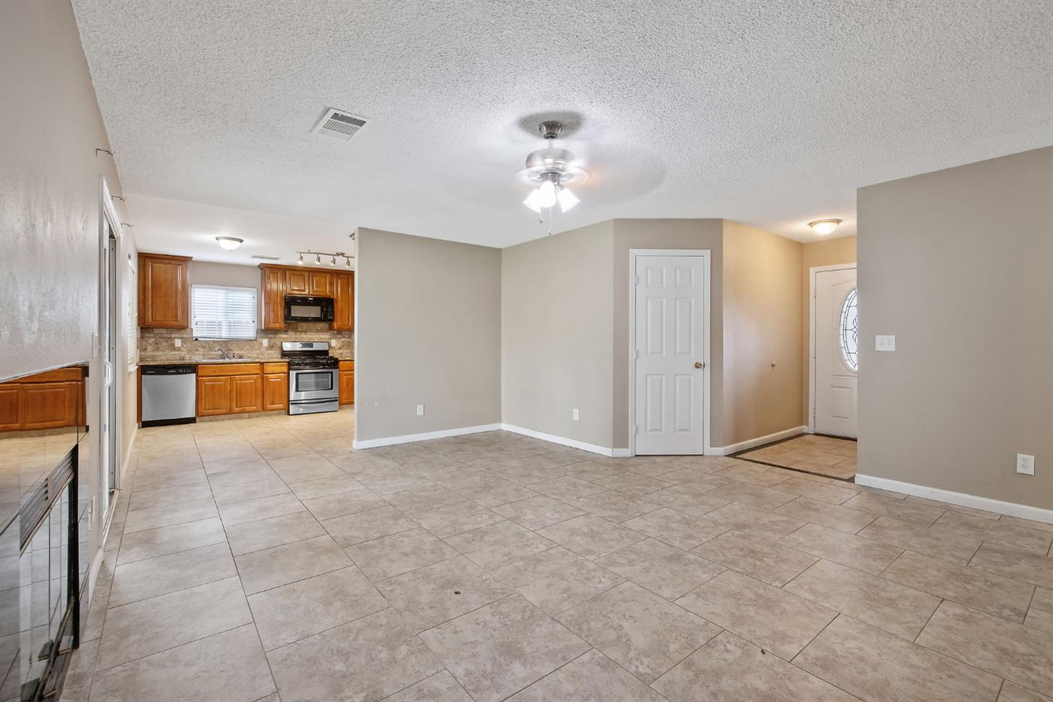 1035 Michelle Ct, Hanford, CA 93230