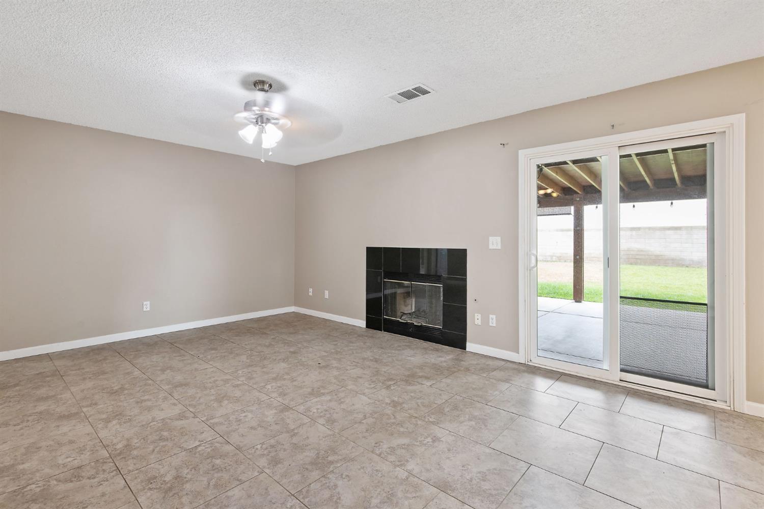 1035 Michelle Ct, Hanford, CA 93230