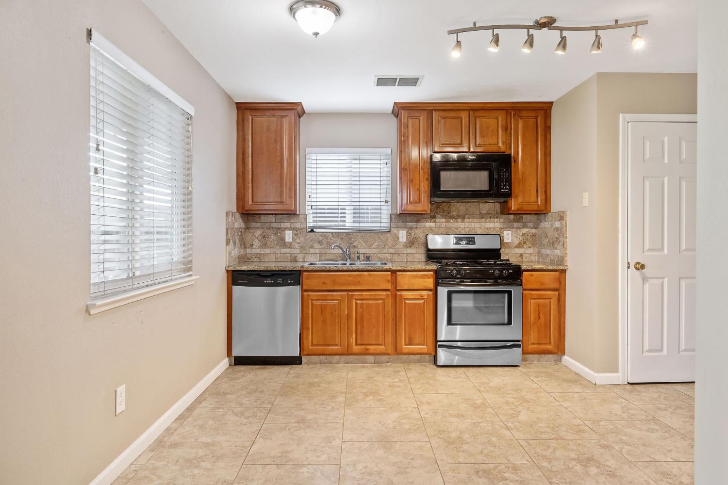 1035 Michelle Ct, Hanford, CA 93230