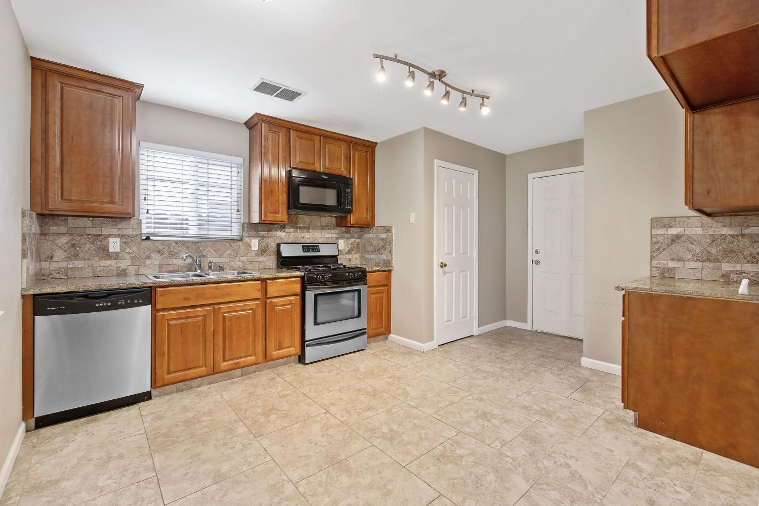 1035 Michelle Ct, Hanford, CA 93230