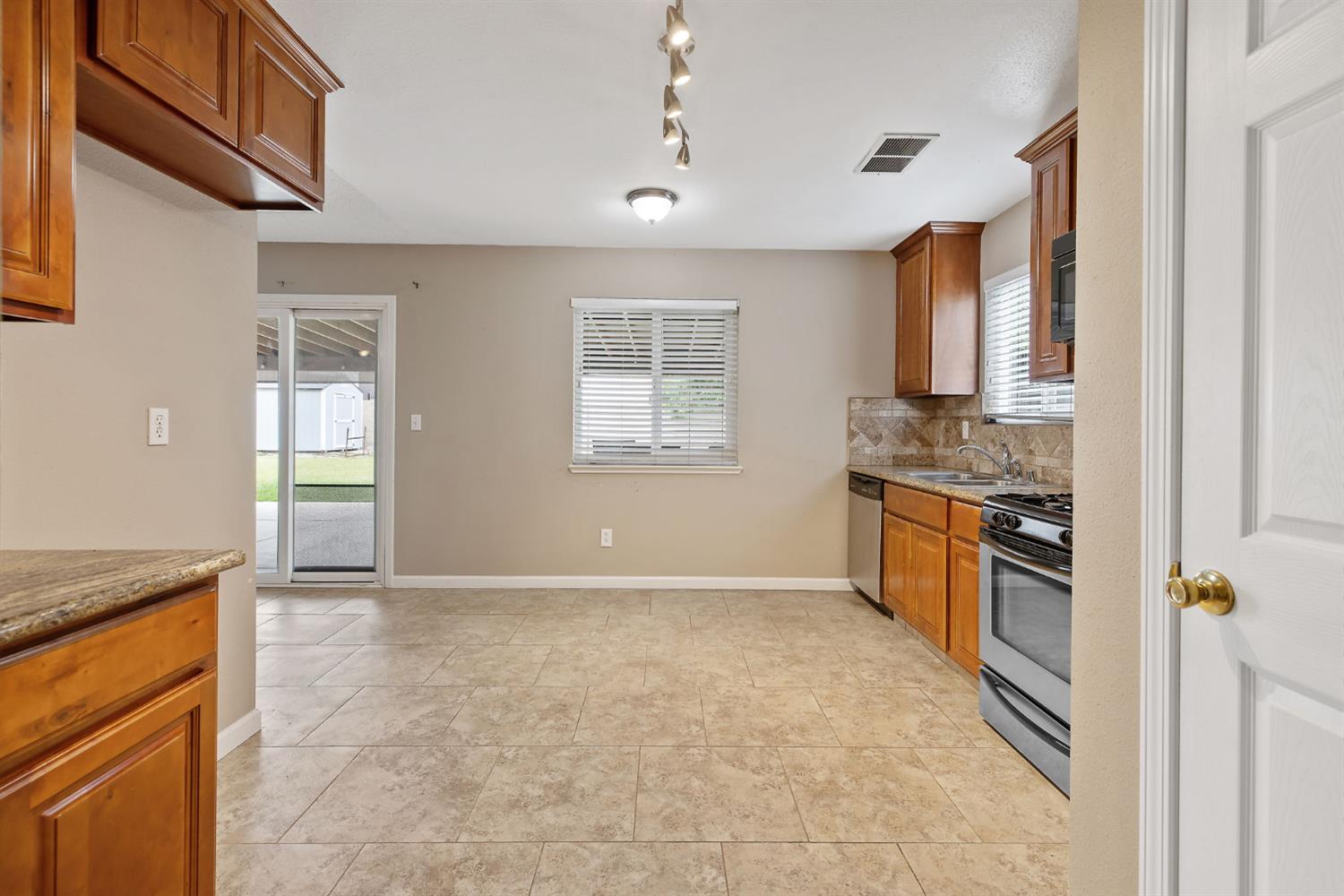 1035 Michelle Ct, Hanford, CA 93230